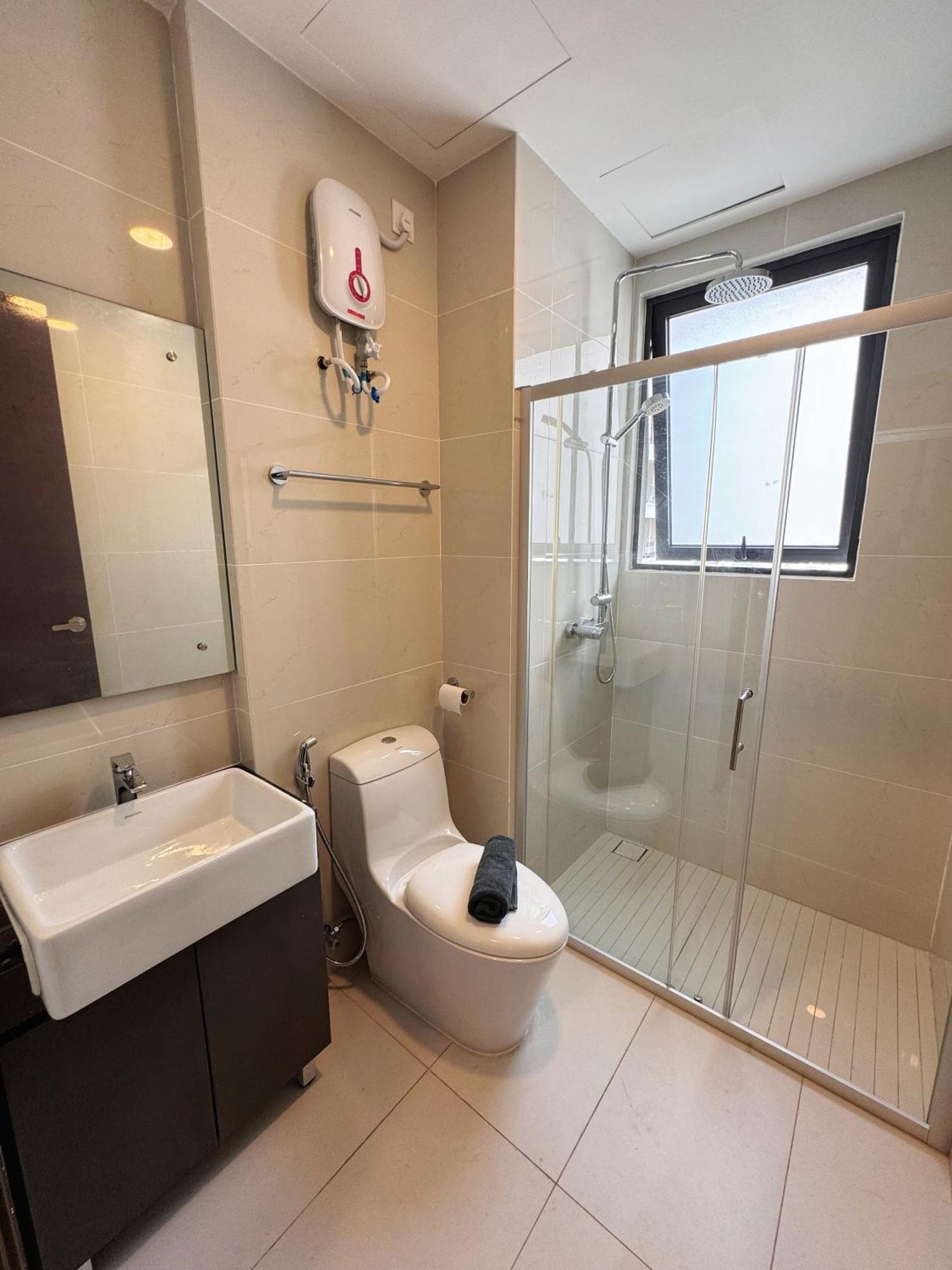 Cozy Beachfront Seaview With 2 Carparks Foc Netflix Access And Youtube Premium 3beds3bath 6-11pax By Minshuku Johor Bahru